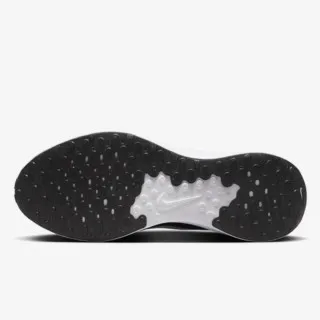 Nike REVOLUTION 7 